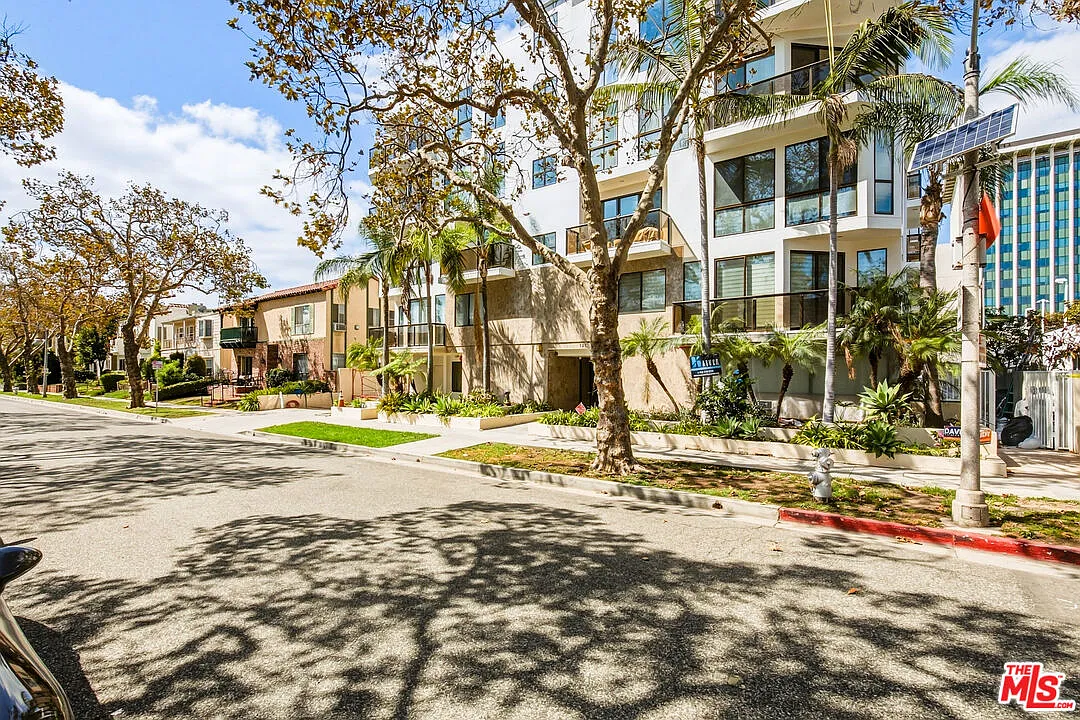 2 bed, 2.0 bath, 1393 sqft, $5,250 — Photo 3