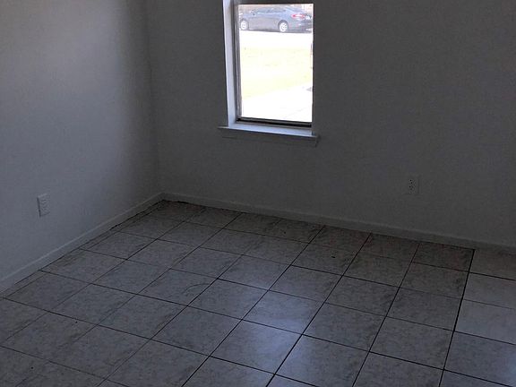5th image of 400 Hollandale Cir