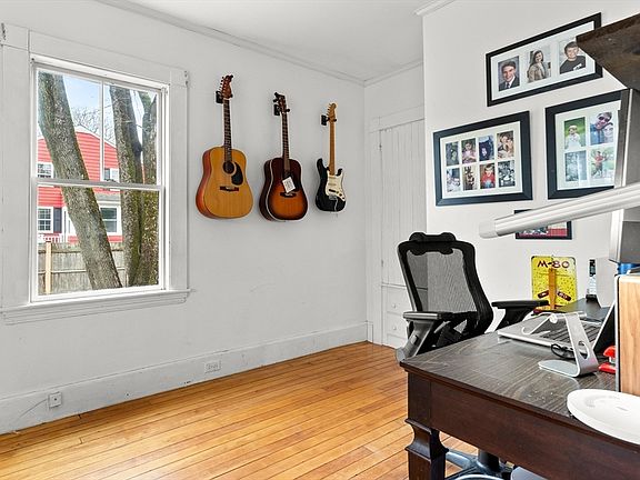 4th image of 20 Perkins St