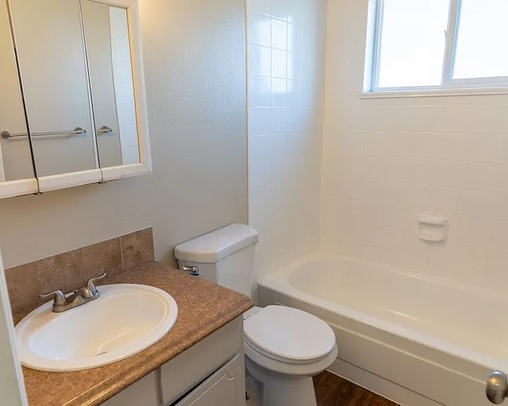 Lorinda Apartments — Photo 8