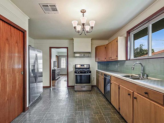 3rd image of 981 Athania Pkwy