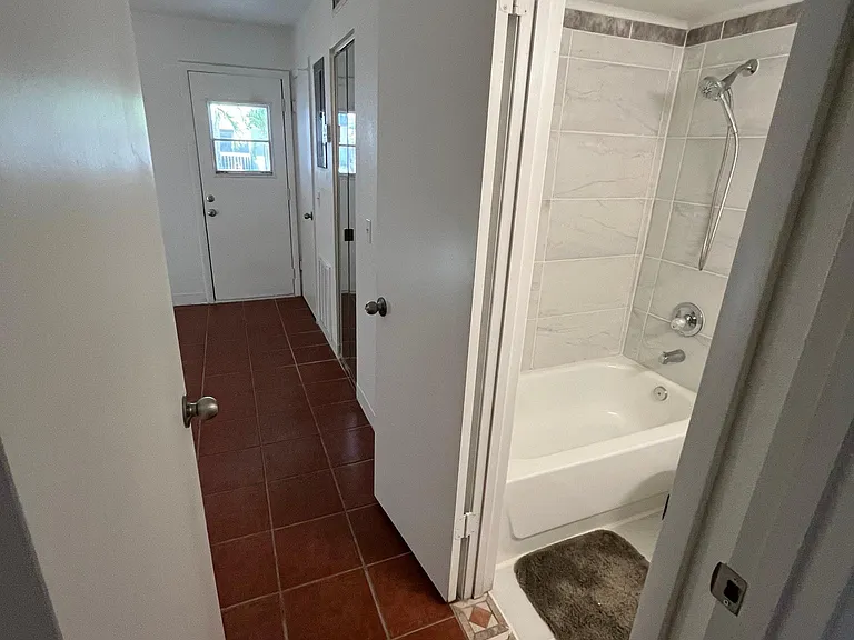 4914 W Gandy Blvd #F103 — Photo 4