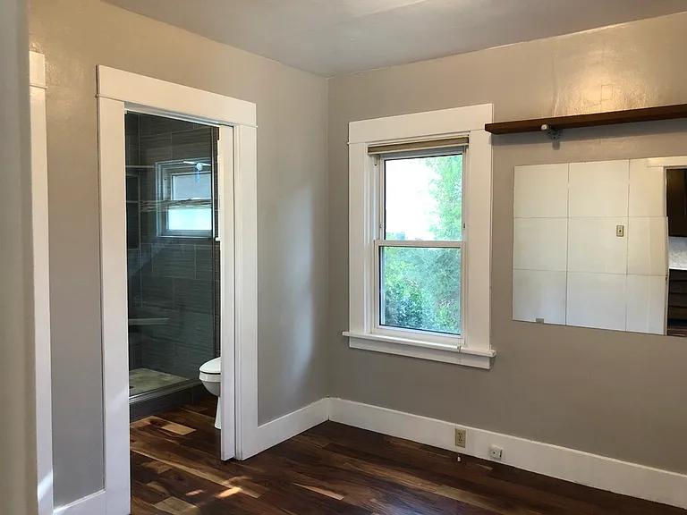 487 E 9th St — Photo 12