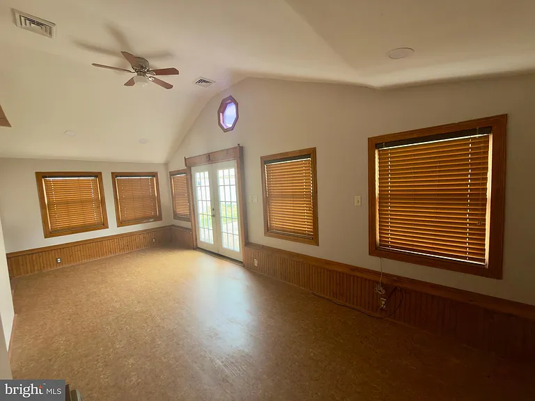 422 W 6th Ave — Photo 38