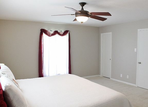 4th image of 2408 Glenwood Ln