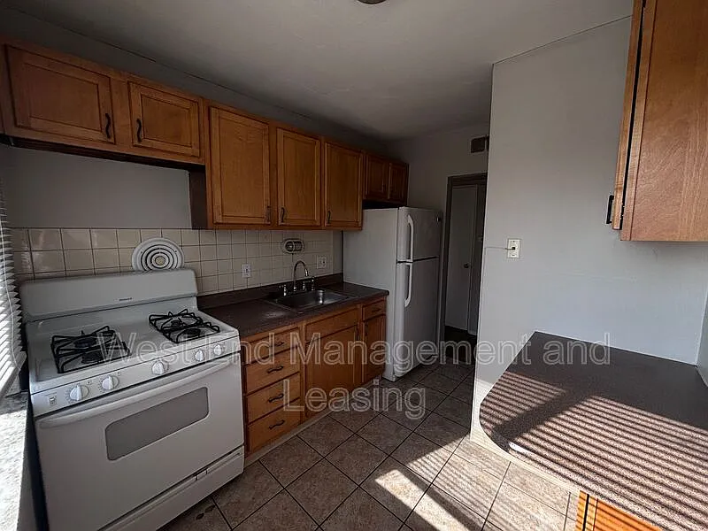 2 bed, 1.0 bath, $995 — Photo 3