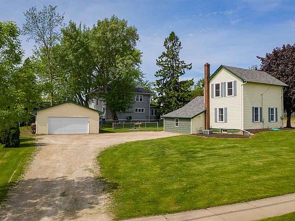 Driveway/2.5 Car Insulated Garage