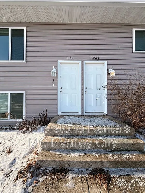 3 bed, 1.0 bath, $1,295 — Photo 1