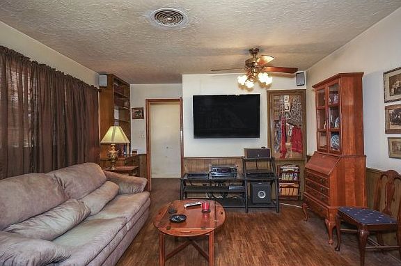 4th image of 1520 Leslie Ln