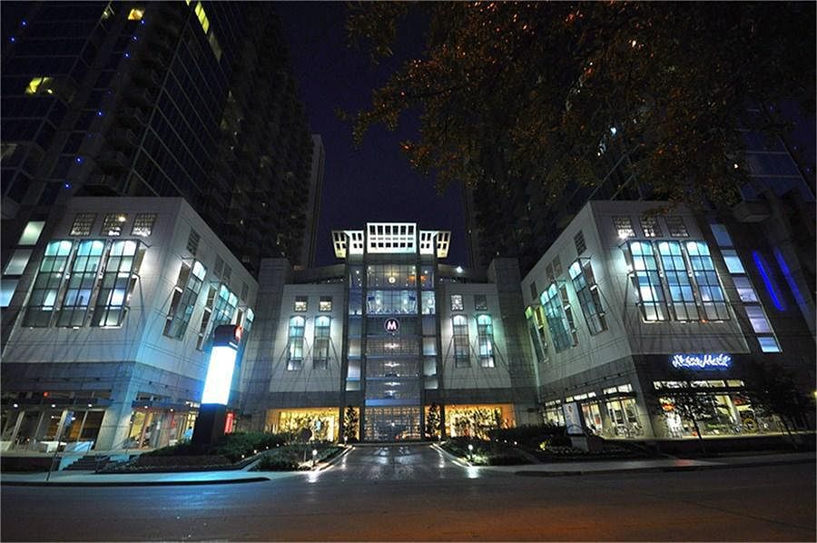 5925 Almeda RD #11314, views of Roof Top Pool, Texas Medical Center & Hermann Park.