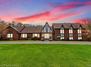 3501 Morrow Ln, Milford, MI 48381
