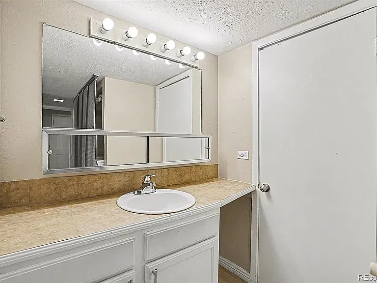 2 bed, 1029 sqft, $2,300 — Photo 4