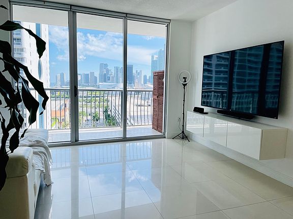 4th image of 1750 N Bayshore Dr APT 1706