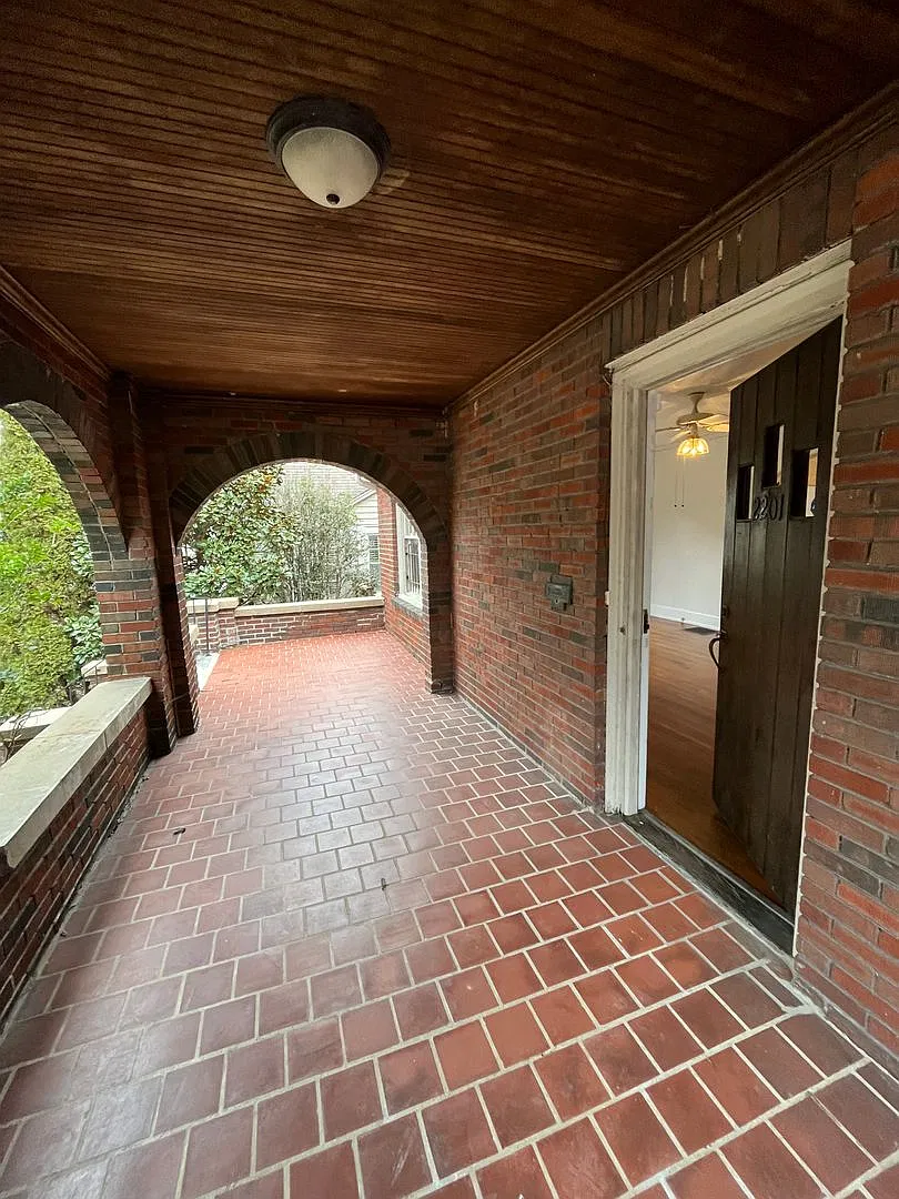 English Village 21st Duplex — Photo 2