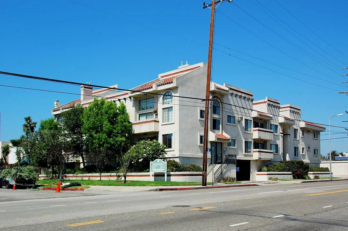 Building Photo - 3462 Mentone Ave #104