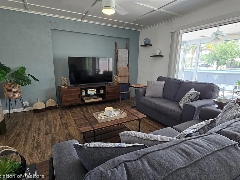 639 Killarney Dr — Photo 15