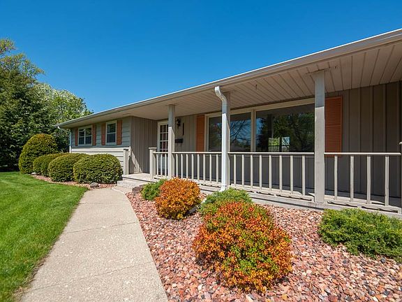 3rd image of 1015 Harmony Cir