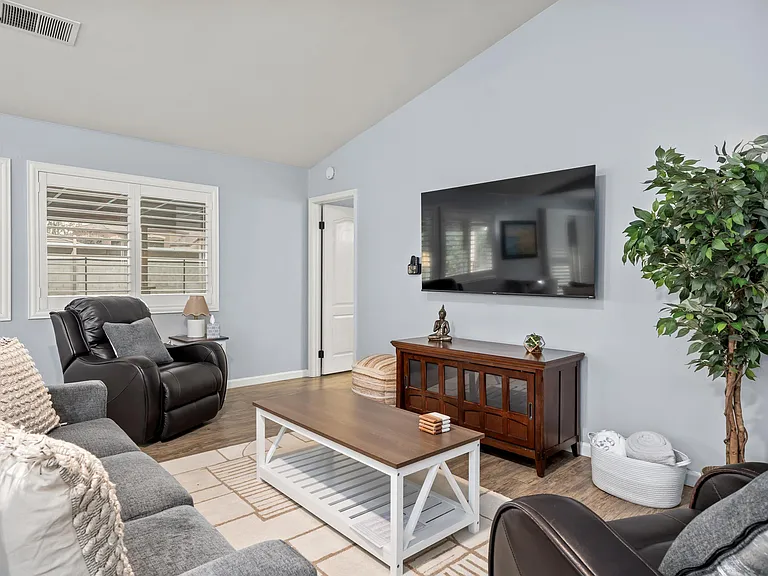 Maple Grove Ln — Photo 10