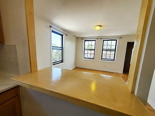 2nd image of 928 E 99th St #4A