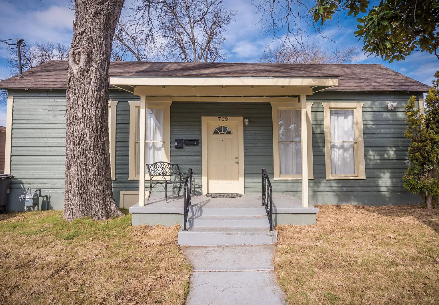 3 bed, 1000 sqft, $1,350 — Photo 1