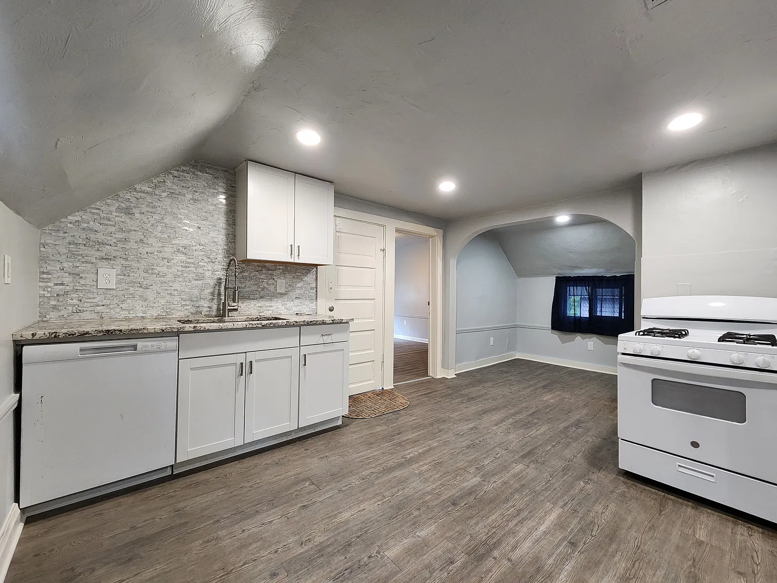 3 bed, $1,500 — Photo 2