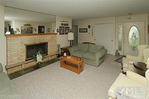 5th image of 162 Lincolnwood Dr