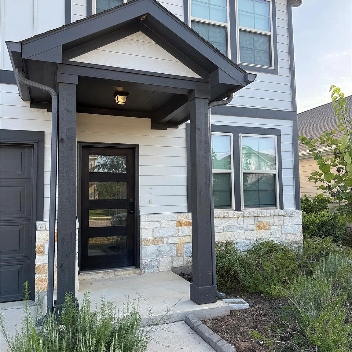 3 bed, 2.5 bath, 2320 sqft, $2,000 — Photo 3