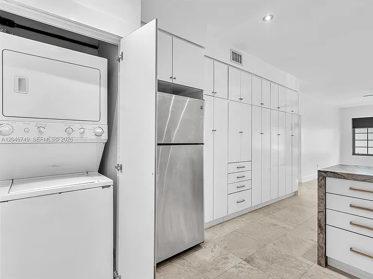 1045 Lenox Ave #12 — Photo 10