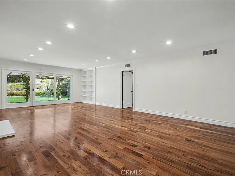738 N Kenter Ave — Photo 5