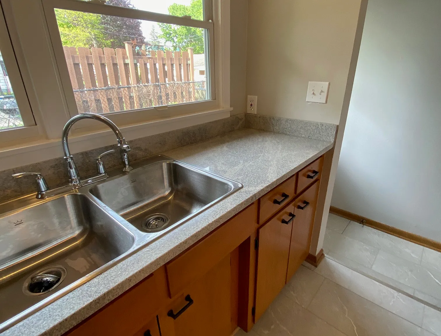 3 bed, 1.0 bath, 1200 sqft, $1,950 — Photo 4