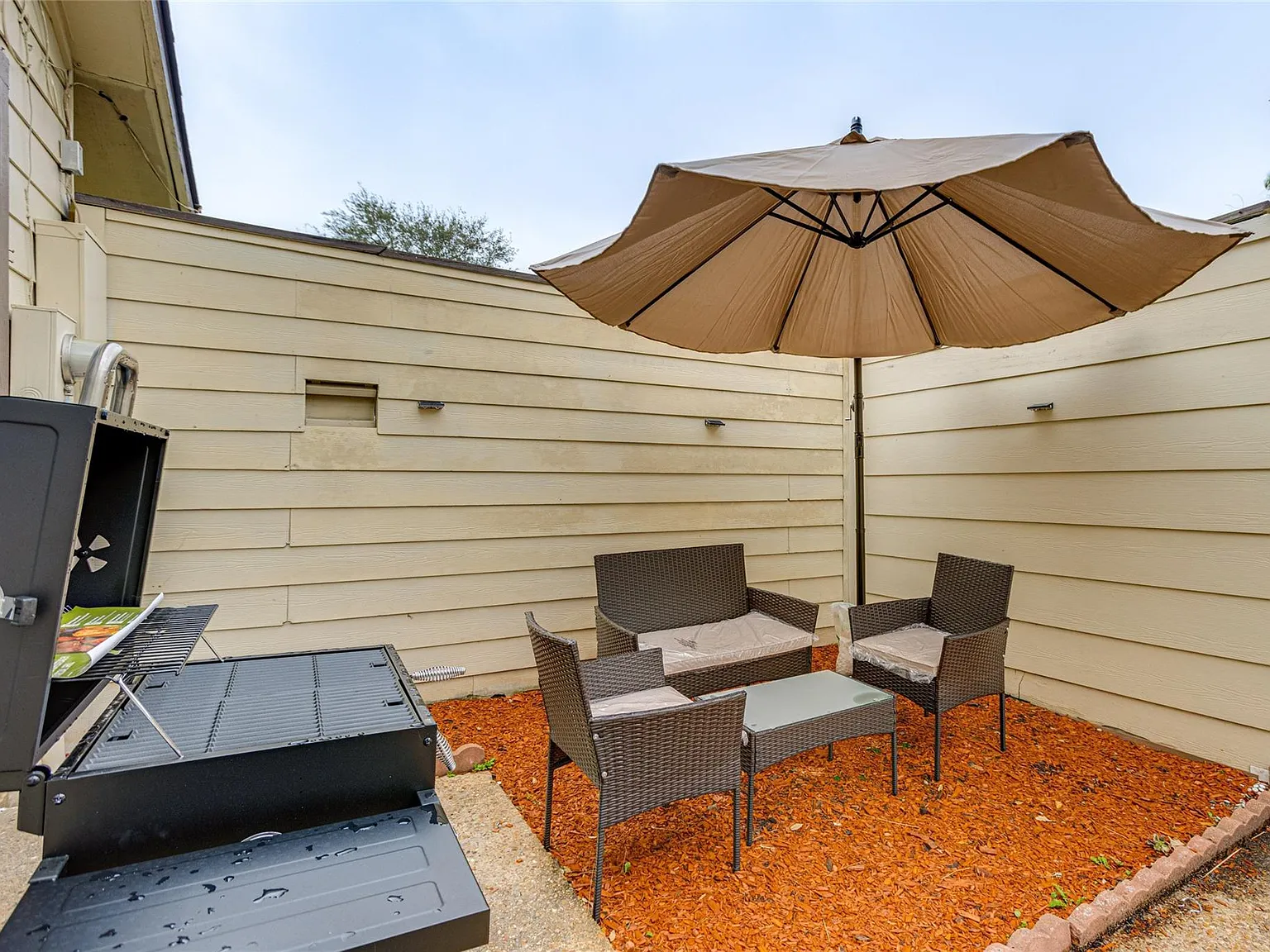 3 bed, 2.0 bath, 1550 sqft, $2,000 — Photo 1