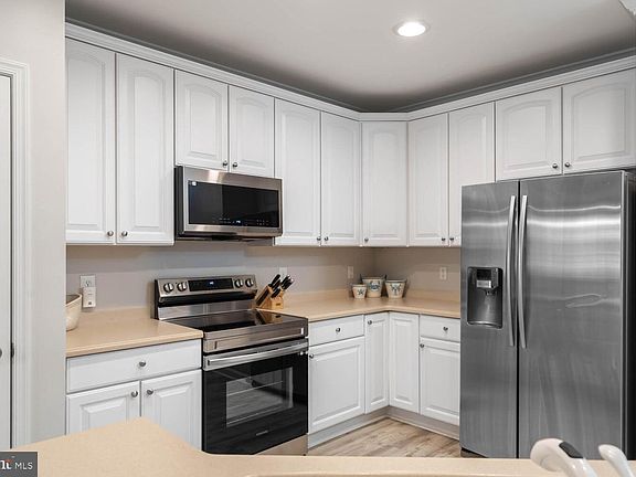 5th image of 37 Fountain Dr W Unit 2D
