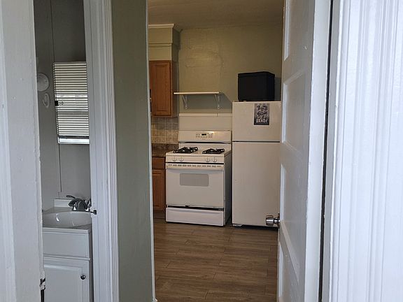 4th image of 121 Second St APT 1