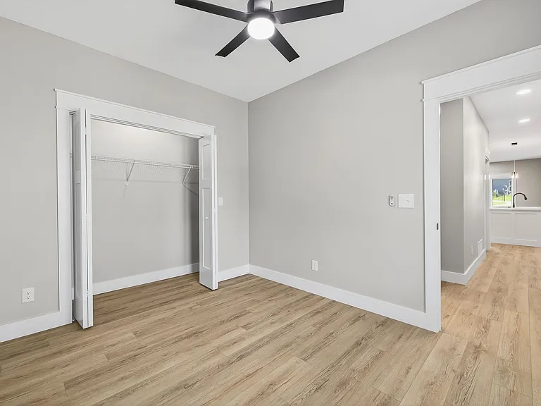902 N Madison St — Photo 5