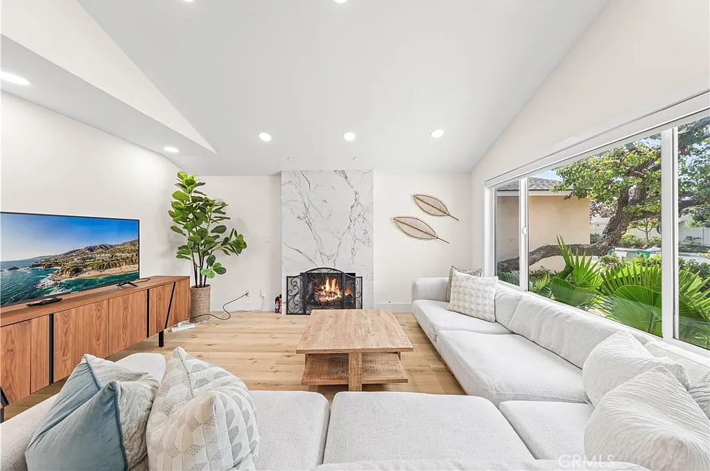 5 bed, 4.5 bath, 2732 sqft, $7,000 — Photo 3