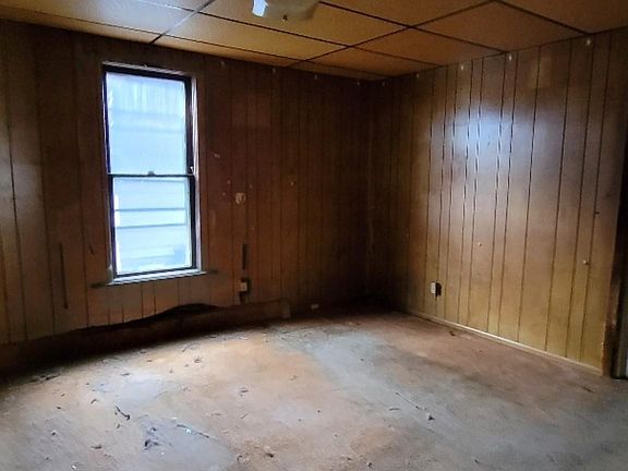 4th image of 33 W Saint Charles St