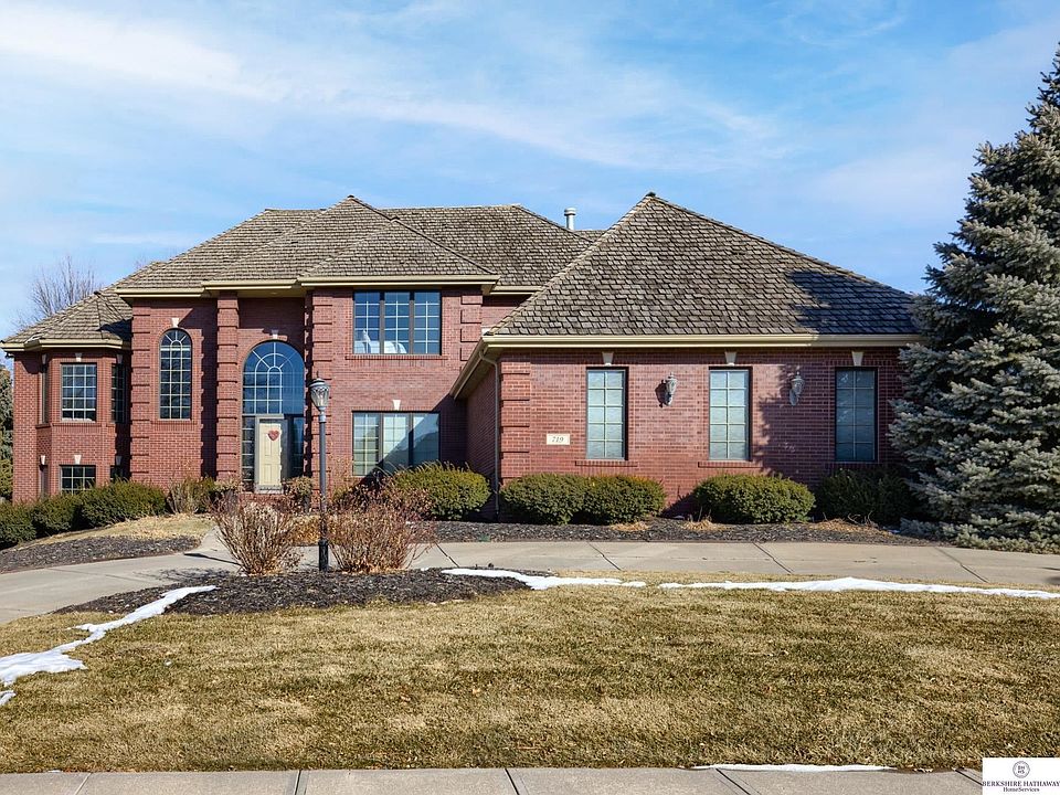 1st image of 719 N 158th St