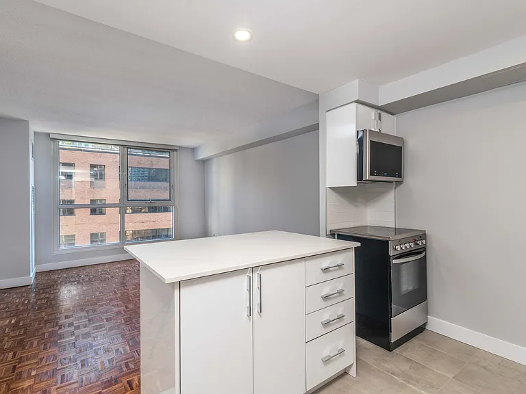 235 Bloor St E — Photo 19
