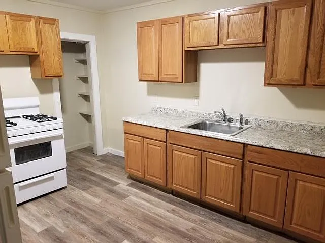 2 bed, 1000 sqft, $1,300 — Photo 2