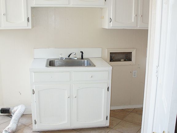 4th image of 405 Valley Ct