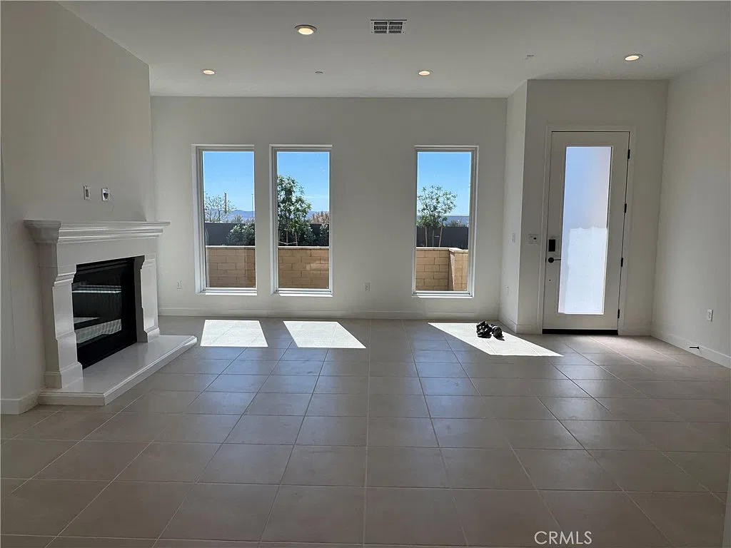 5 bed, 3.5 bath, 2843 sqft, $6,450 — Photo 2
