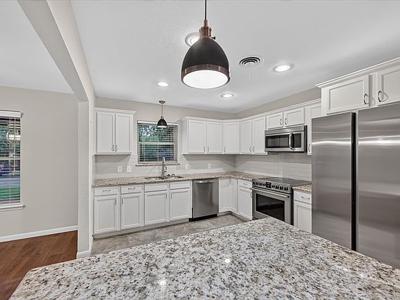 5th image of 844 Woodcrest Dr