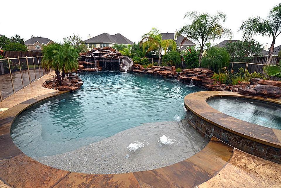 A absolutely wonderful home with a saltwater pool which is heated and can even be enjoyed in the win