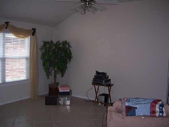 4th image of 502 SE 38th Ter