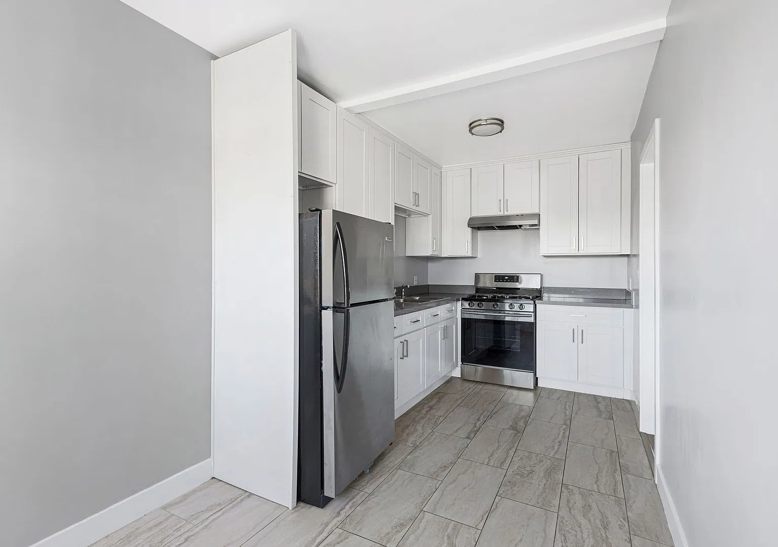 Beautiful 1BR 1BA Unit with Attached 1-Car Garage Located Near USC — Photo 3
