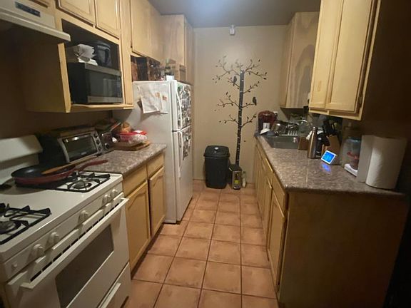 4th image of 1016 Kendall Ave