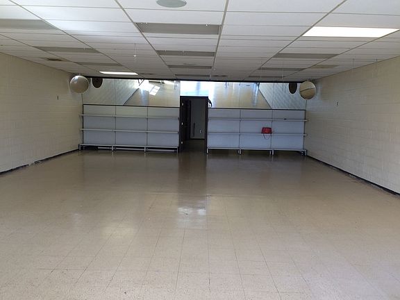 3rd image of 1629 N Main St