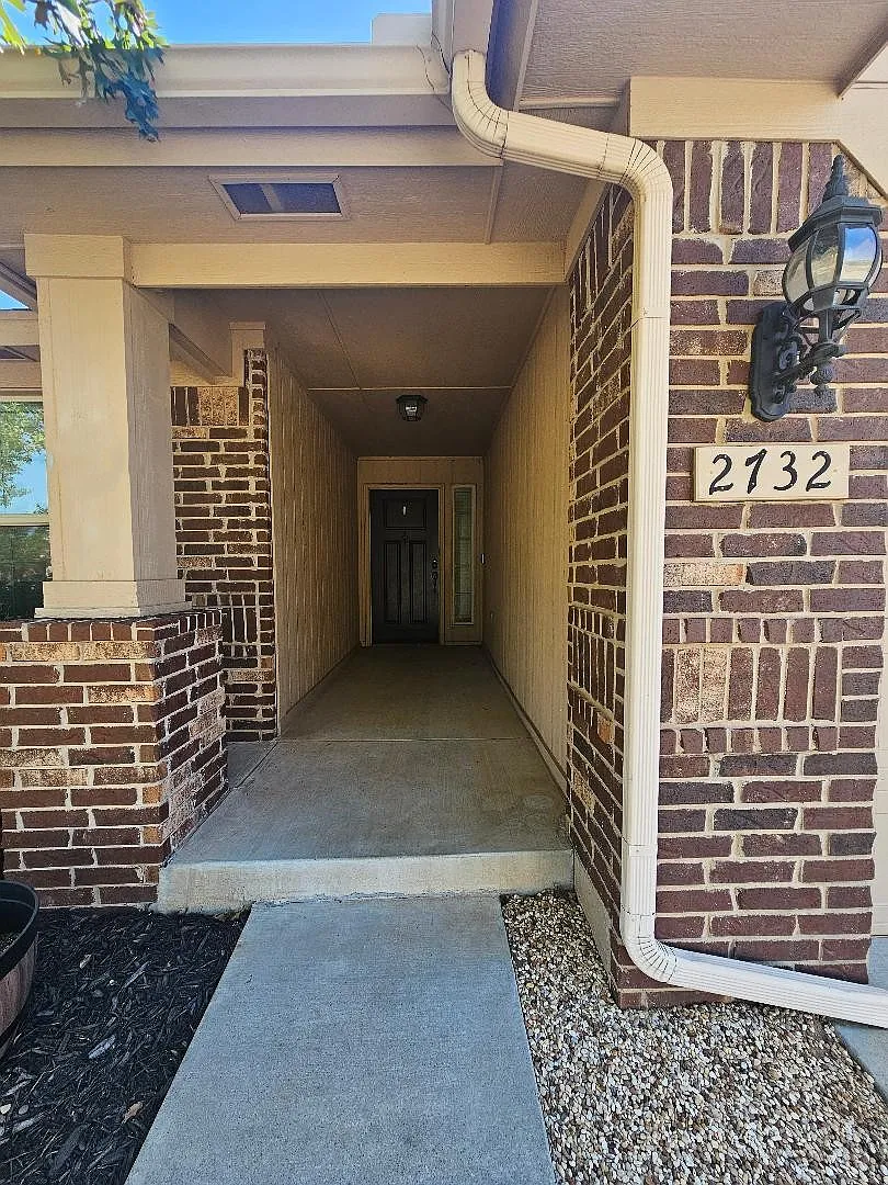 4 bed, 1720 sqft, $2,100 — Photo 3