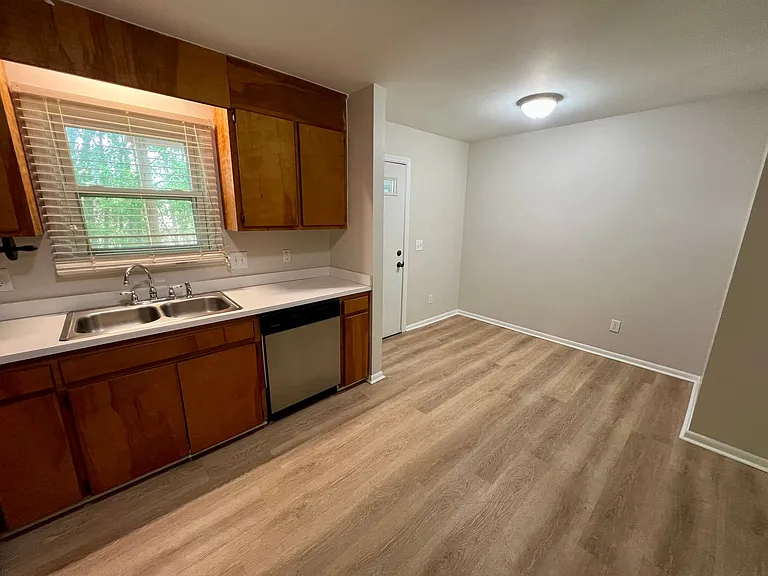 605 Picadilly Sq — Photo 9