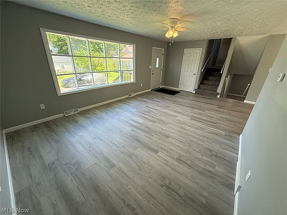 4th image of 220 W 11th St